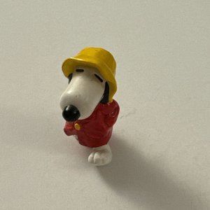 Vintage Peanuts Snoopy Figure Raincoat Hat C14